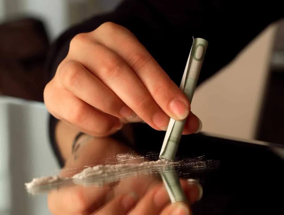 Jak rozpoznać zażywanie amfetaminy: sygnały fizyczne i zmiany w zachowaniu